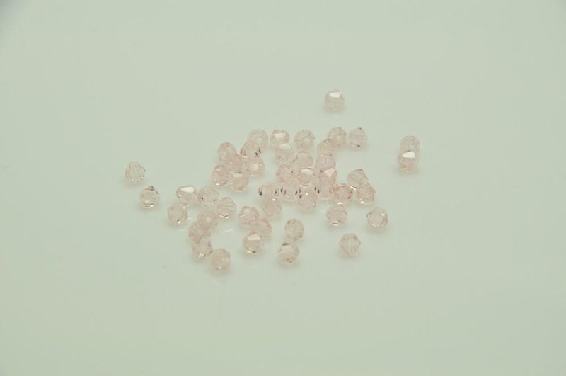 Cristale biconice roz deschis transparent 4mm
